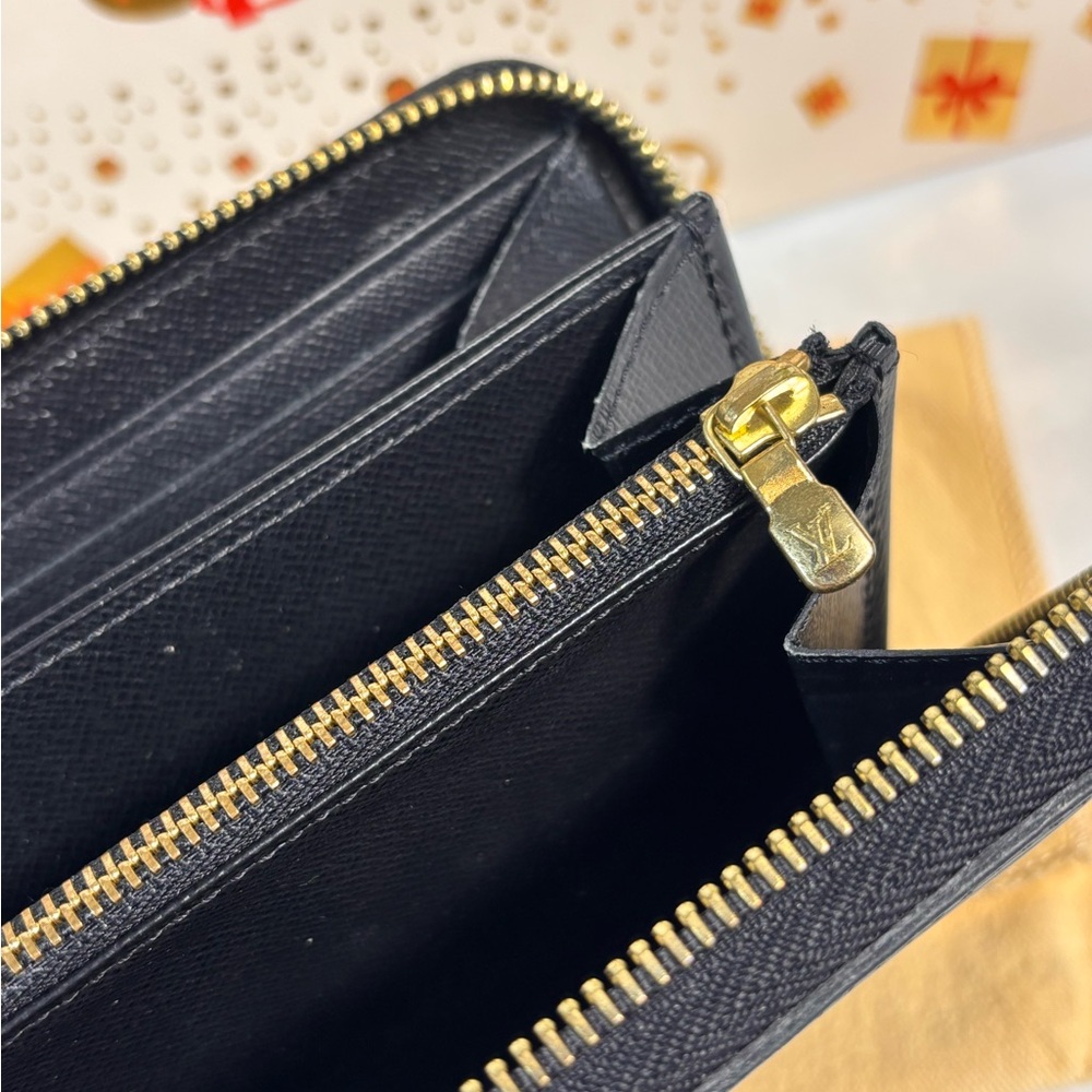 Absolutely Stunning Louis Vuitton Zippy Wallet Epi Noir - Picture 4 of 15